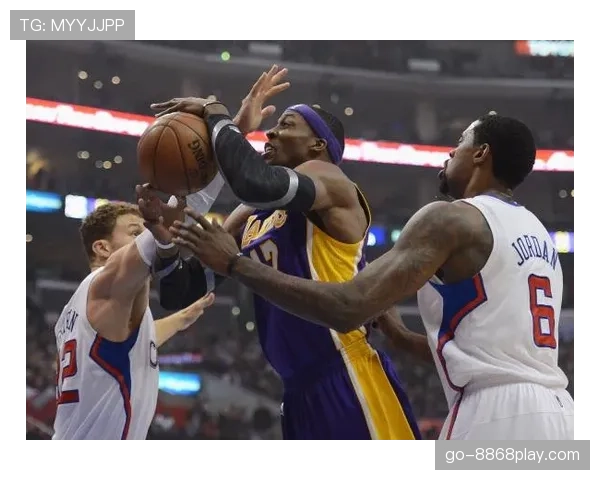 拉人犯规判罚要点：以影响对方行动为判定基准